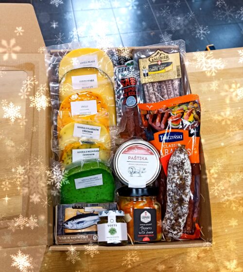 Dárkový box plný uzenin a sýrů